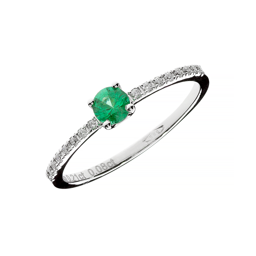 Diamond ring with an Emerald