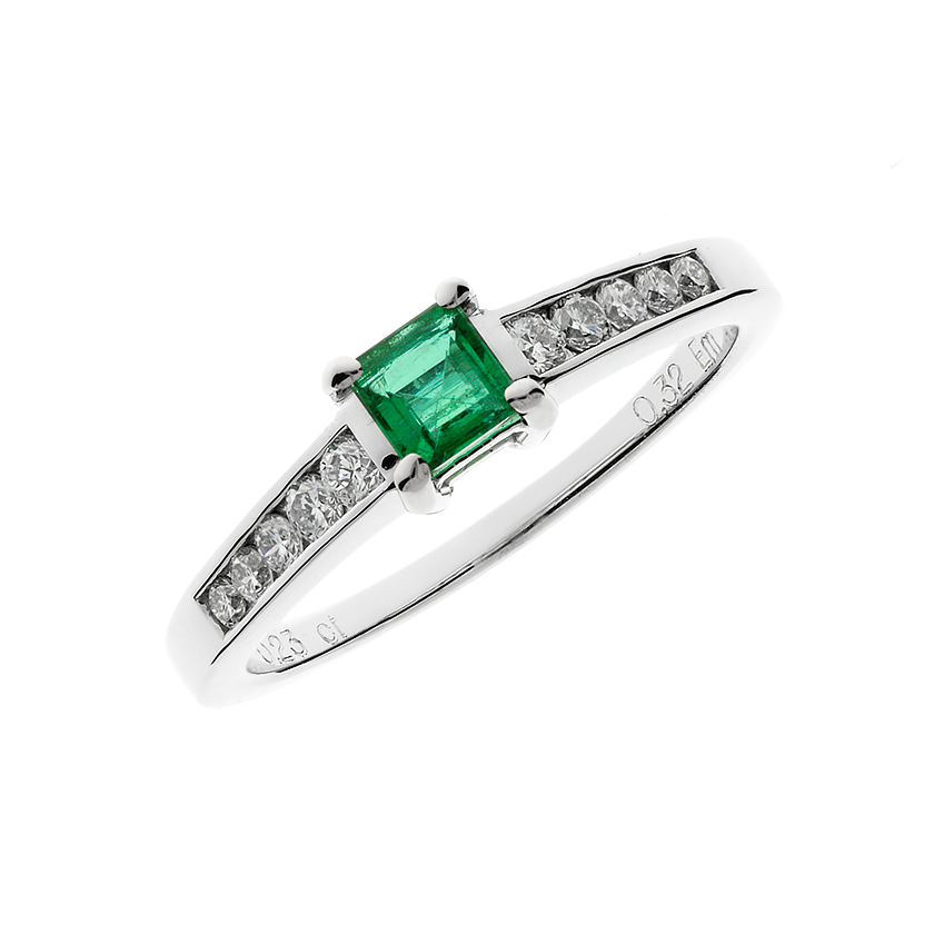 Diamond ring with Emerald